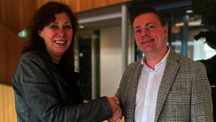 Joke Abbring en Koen Waijers schudden elkaar lachend de hand