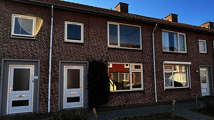 Rijtje huizen met in het midden de woning aan de Bisonstraat 17 die te koop wordt aangeboden