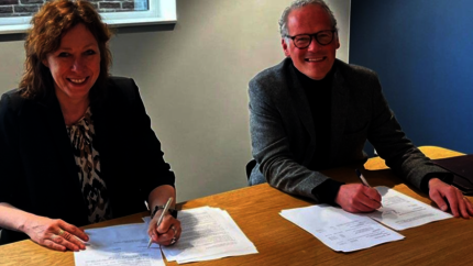 Directeur-bestuurder Joke Abbring van Goed Wonen en directeur Paul Uppelschoten van Huybregts Relou tekenen contract