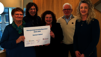 Twee vertegenwoordigers van Huurdersbelang, twee wethouders van gemeente Gemert-Bakel en directeur van Goed Wonen met de prestatieafspraken