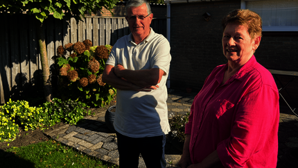 Addie en Carla in de volle zon in hun achtertuin voor hun schuurtje