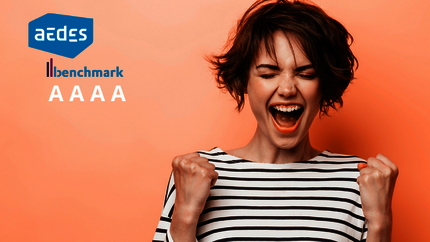 Blije vrouw die het uitschreeuwt van blijdschap op oranje achtergrond.