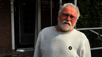 Arno de Wit voor zijn woning die wordt gerenoveerd