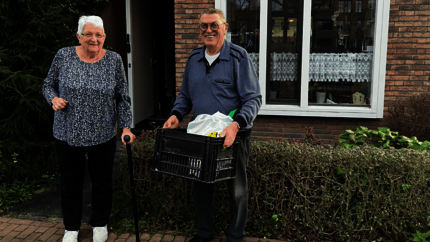 Een lachende Harrie en Ria staan vóór hun woning aan het Indiëplantsoen