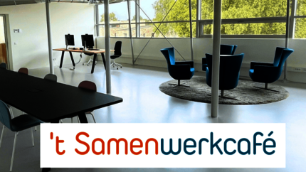 Overzicht foto van de ruimte van 't Samenwerkcafé met de verschillende werkplekken.